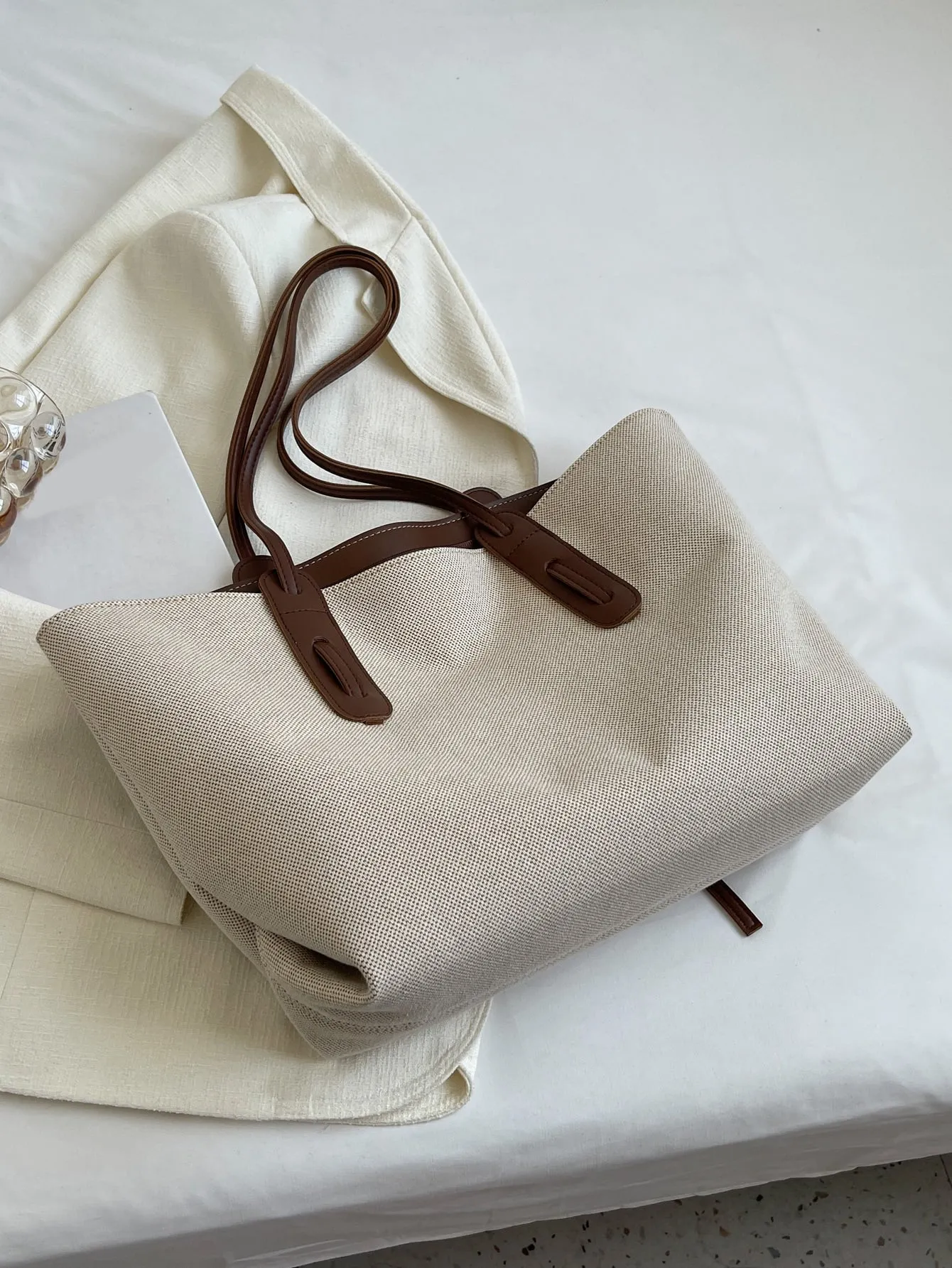 Casual Fashionable And Minimalist Large Capacity Zipper Closure Tote Bag