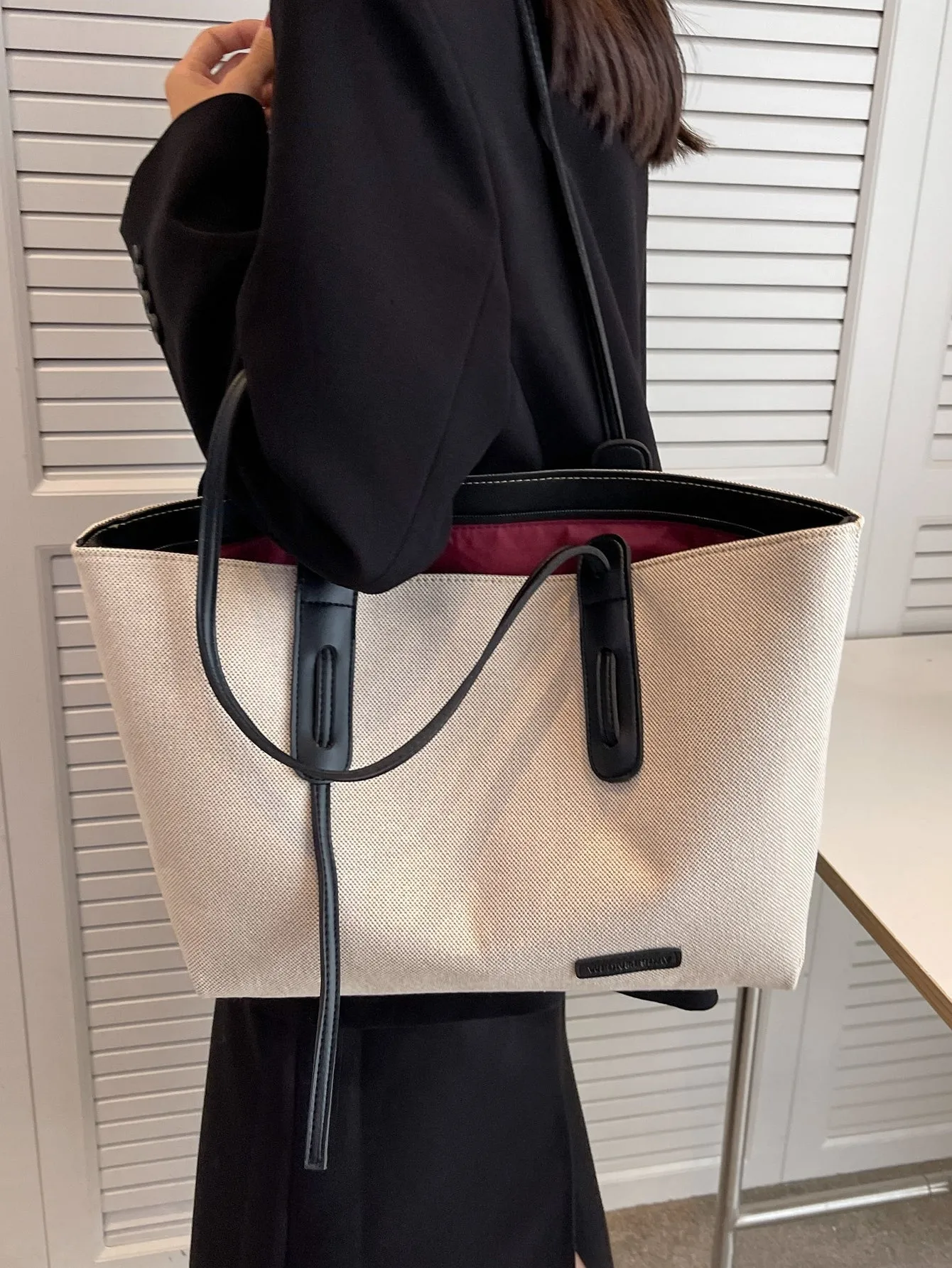 Casual Fashionable And Minimalist Large Capacity Zipper Closure Tote Bag