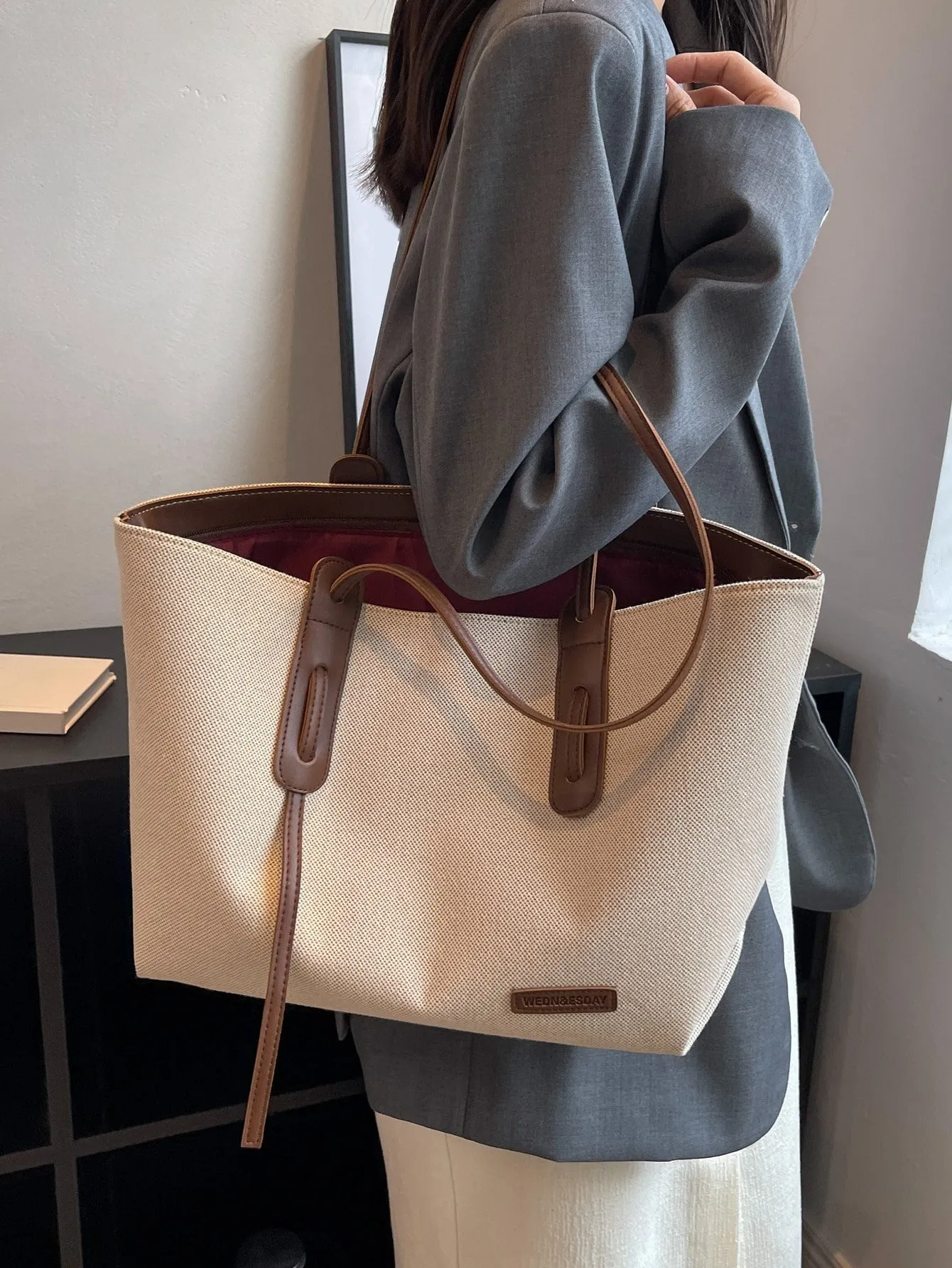 Casual Fashionable And Minimalist Large Capacity Zipper Closure Tote Bag