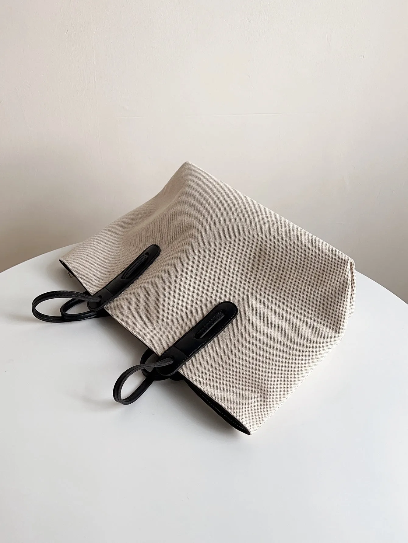 Casual Fashionable And Minimalist Large Capacity Zipper Closure Tote Bag