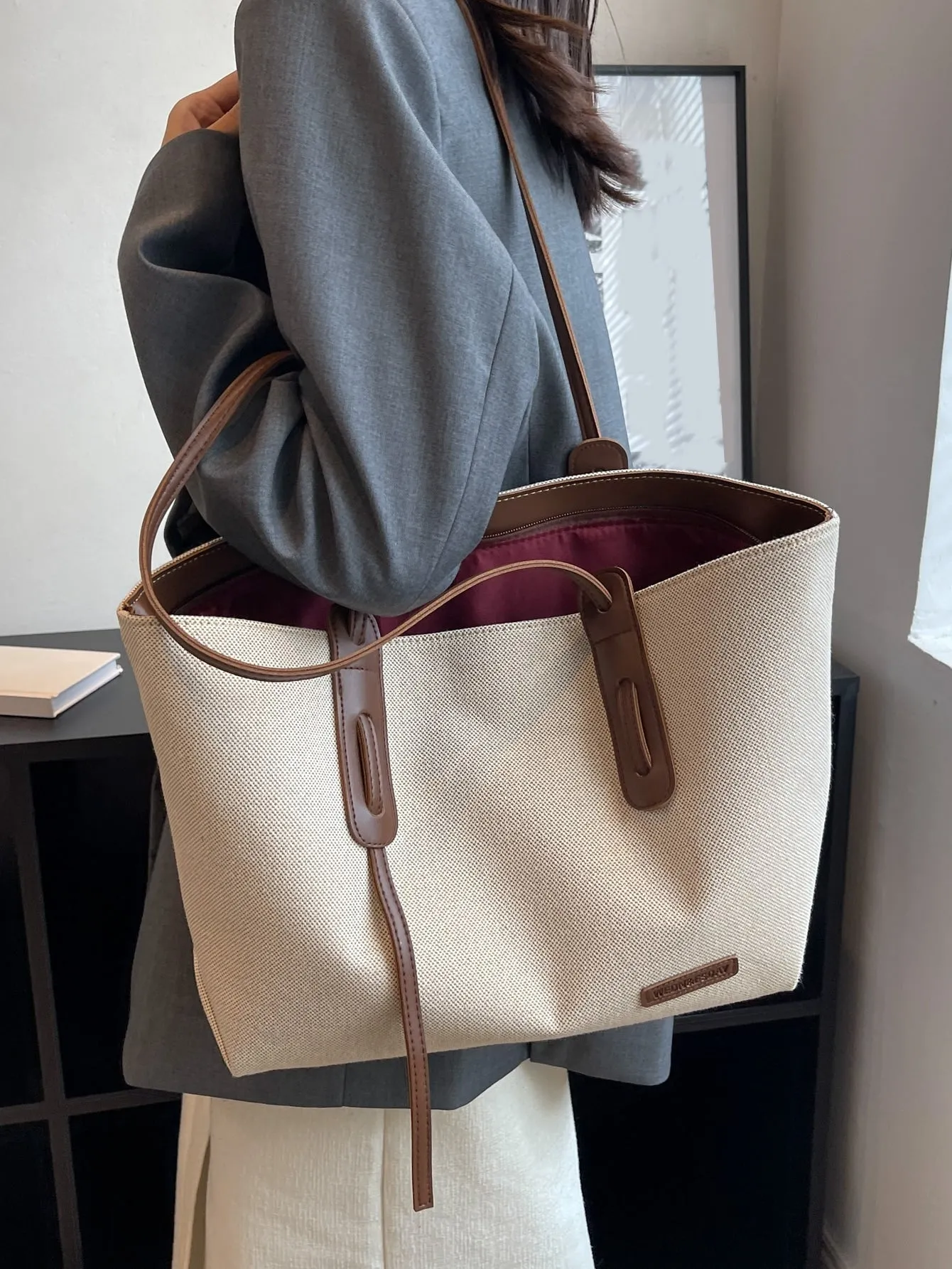 Casual Fashionable And Minimalist Large Capacity Zipper Closure Tote Bag
