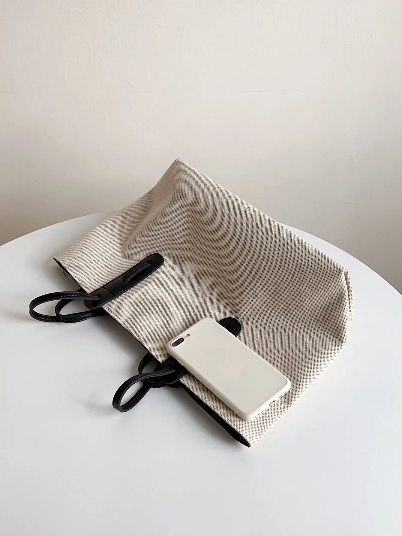 Casual Fashionable And Minimalist Large Capacity Zipper Closure Tote Bag
