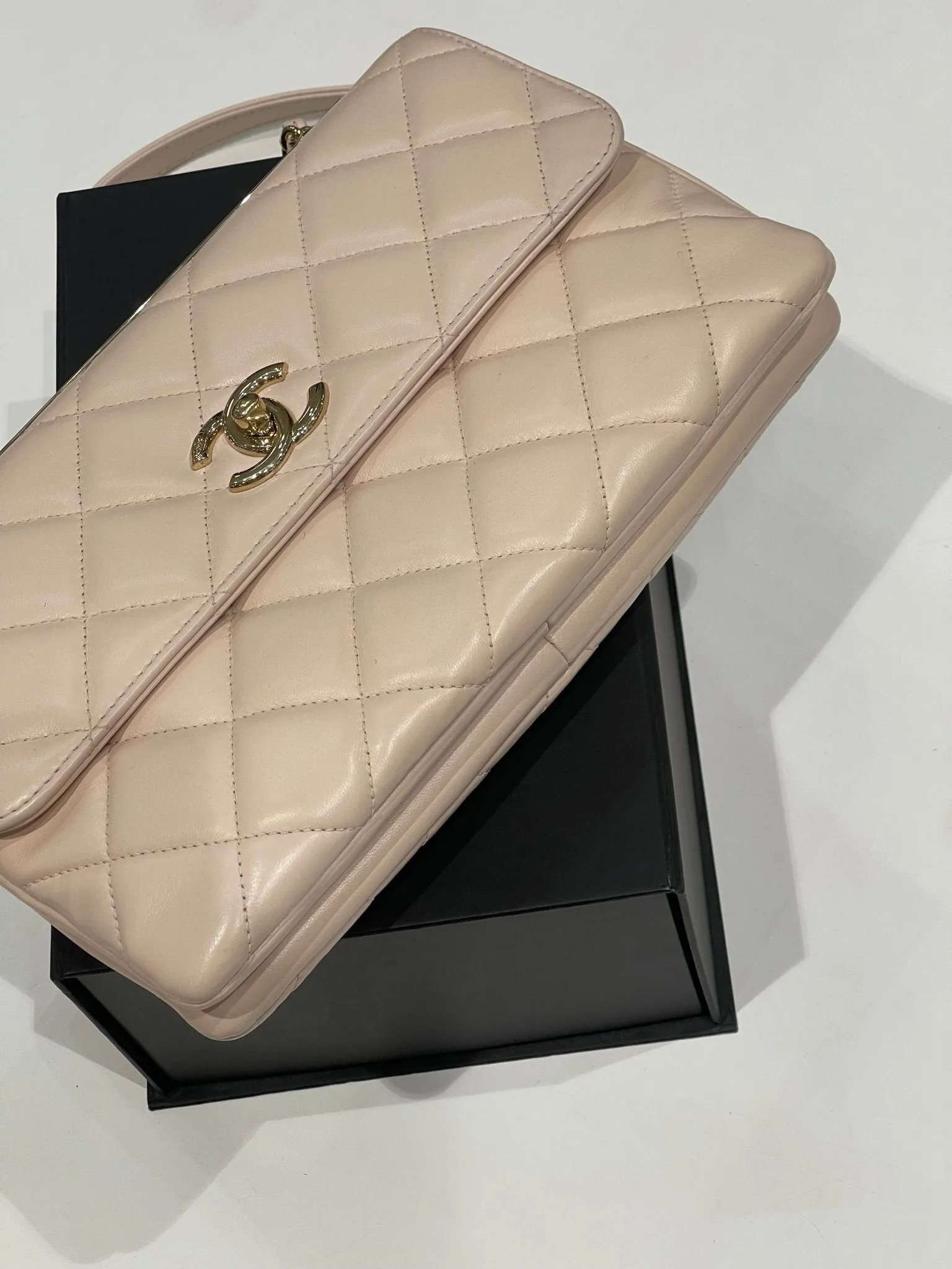 Chanel - sac trendy rose plaque dorée