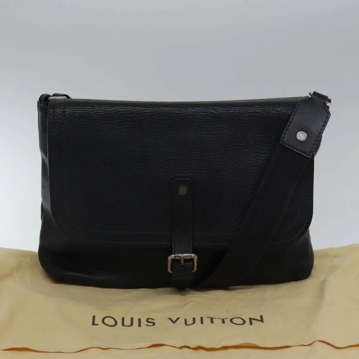 Trendy Inspired Louis Vuitton Utah Ohama Shoulder Bag Leather Black Silver Lv Auth Bs17487